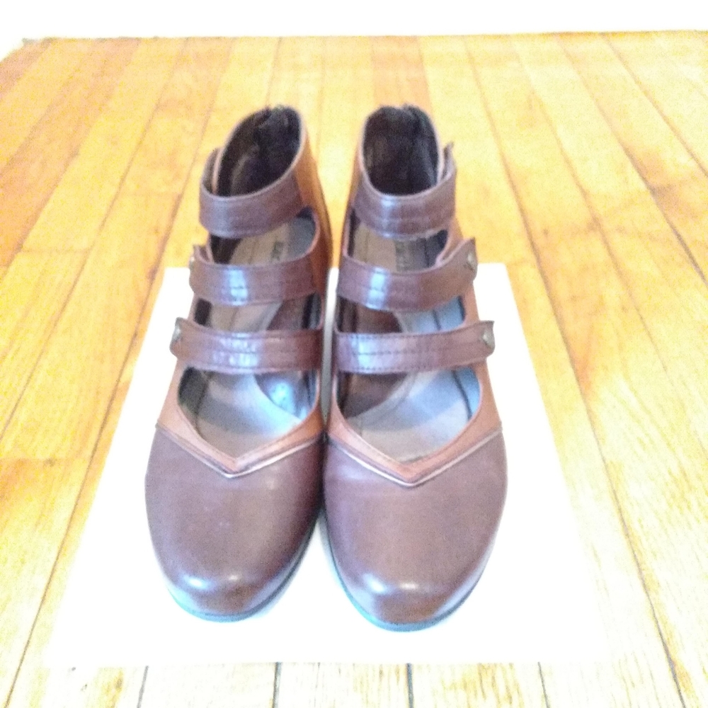WOMEN'S EARTH SERANO BROWN LEATHER BOOTIES, SZ 10